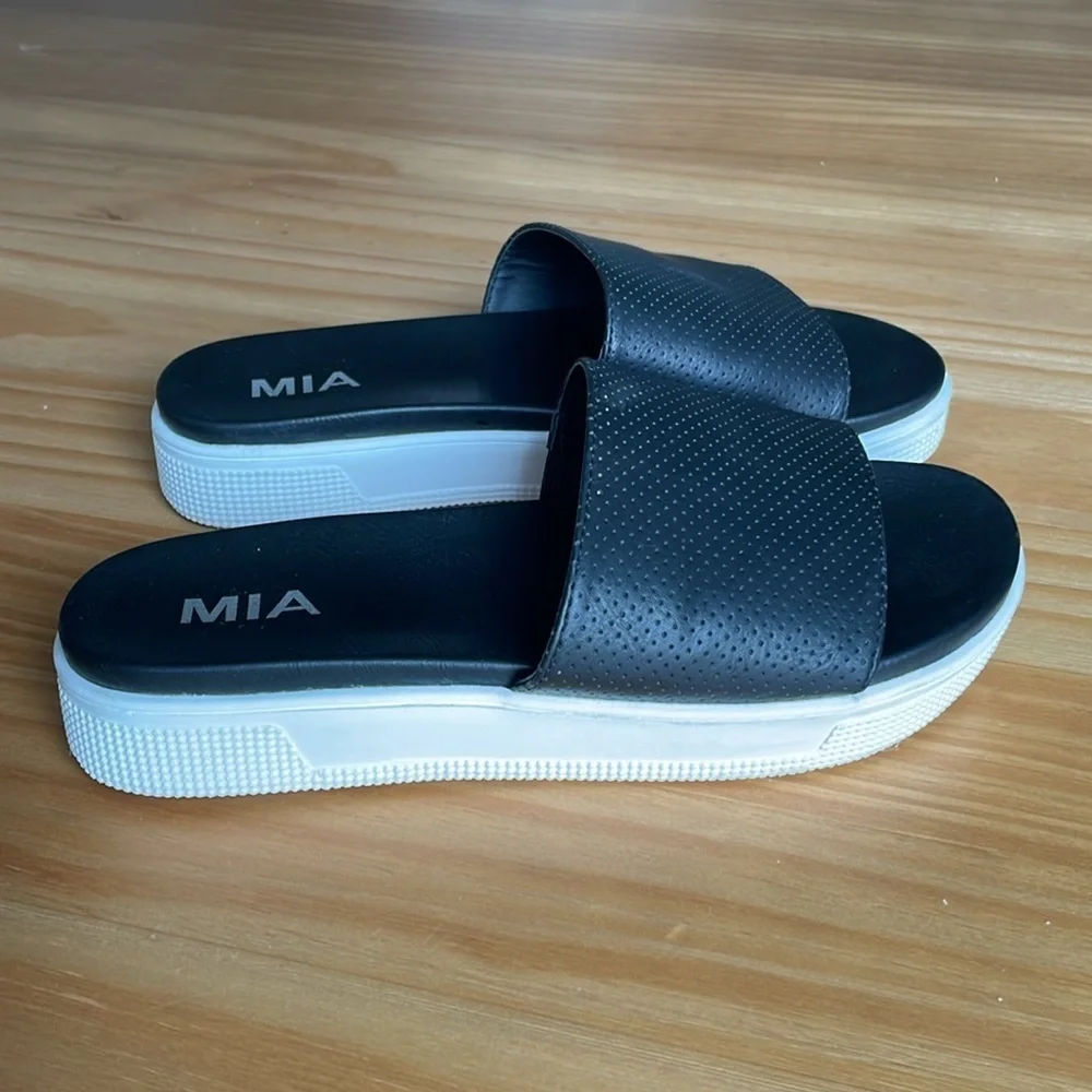 Mia Black and‎ White Sandal Slides